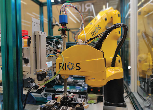 机器人拾取物品的解决方案是由人工智能软件驱动的，它赋予机器人手臂硬件智能，知道如何最好地抓取不同的物品。